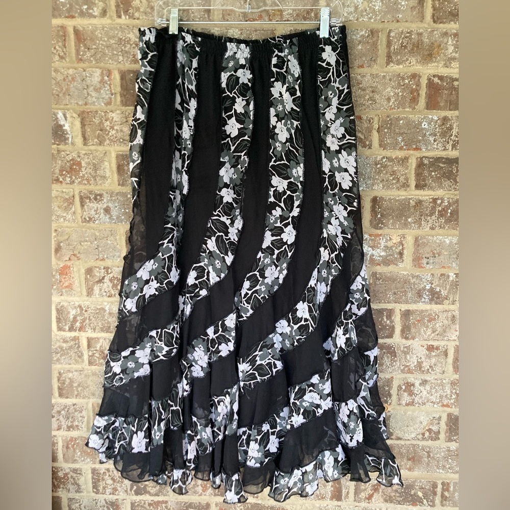 Black & White Floral Maxi Skirt Sz M Whimsy Gothic Flowy Gypsy Fairy NWT - Picture 9 of 13